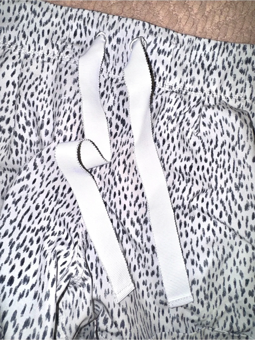 Lululemon Spring Break Away Shorts Dottie Dash White Black Size 6 EUC